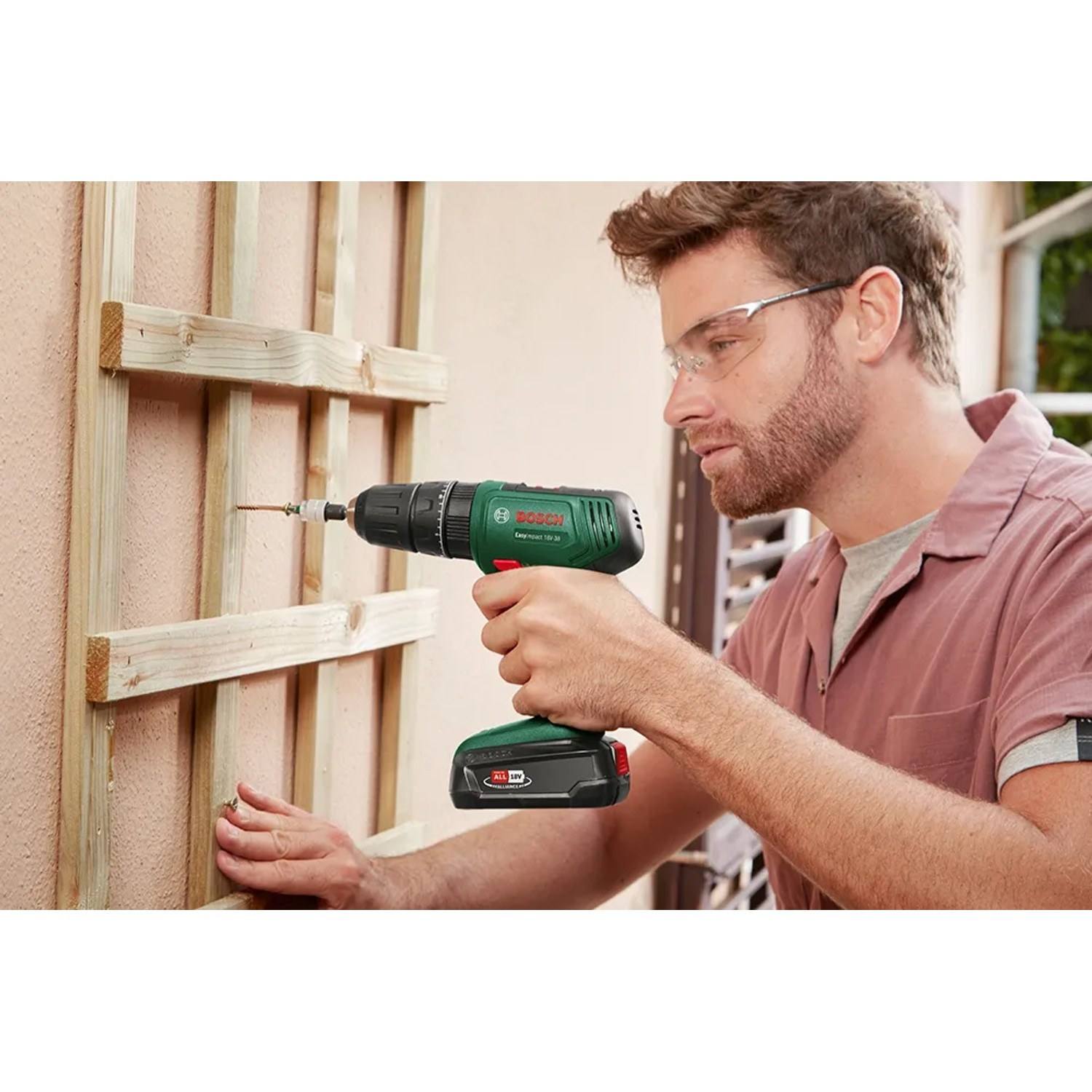 Avvitatore a impulsi a batteria Bosch che avvita in una struttura in legno.