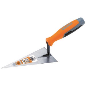 Cazzuola triangolare con manico arancione per lavori di muratura e piastrellatura.