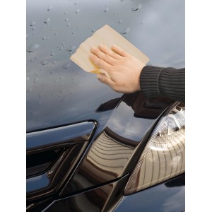 Mano che lucida l'auto con il set di panni CMI (4 pezzi) per una pulizia senza aloni.