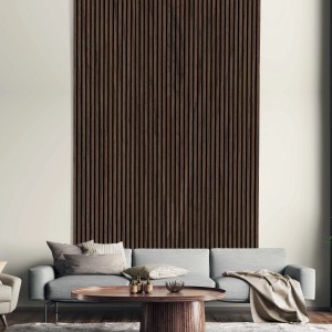 Pannello in legno marrone scuro come rivestimento murale dietro un divano.