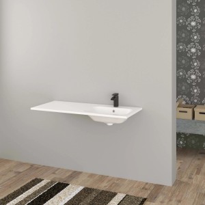 Lavabo bianco t.b.t. con rubinetto nero in bagno moderno.