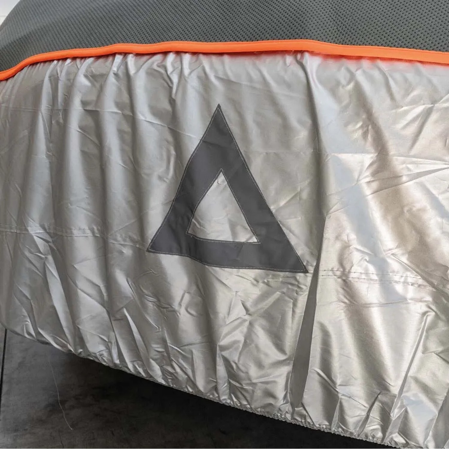 Copertura auto argentata con design a triangolo