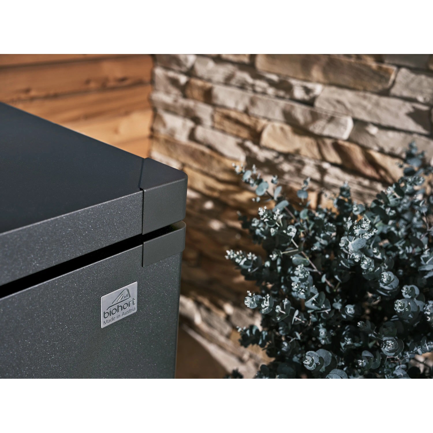 Dettaglio della Biohort StyleBox 210 grigio scuro metallizzato, con superficie testurizzata di alta qualità.