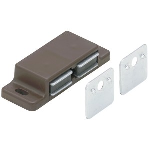 Chiusura magnetica Hettich, marrone, con due contropiastre per ante di mobili.