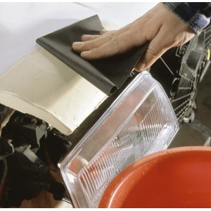 Mano leviga stucco con carta vetrata ad acqua LUX K80. Abrasivo per trattamento superfici.