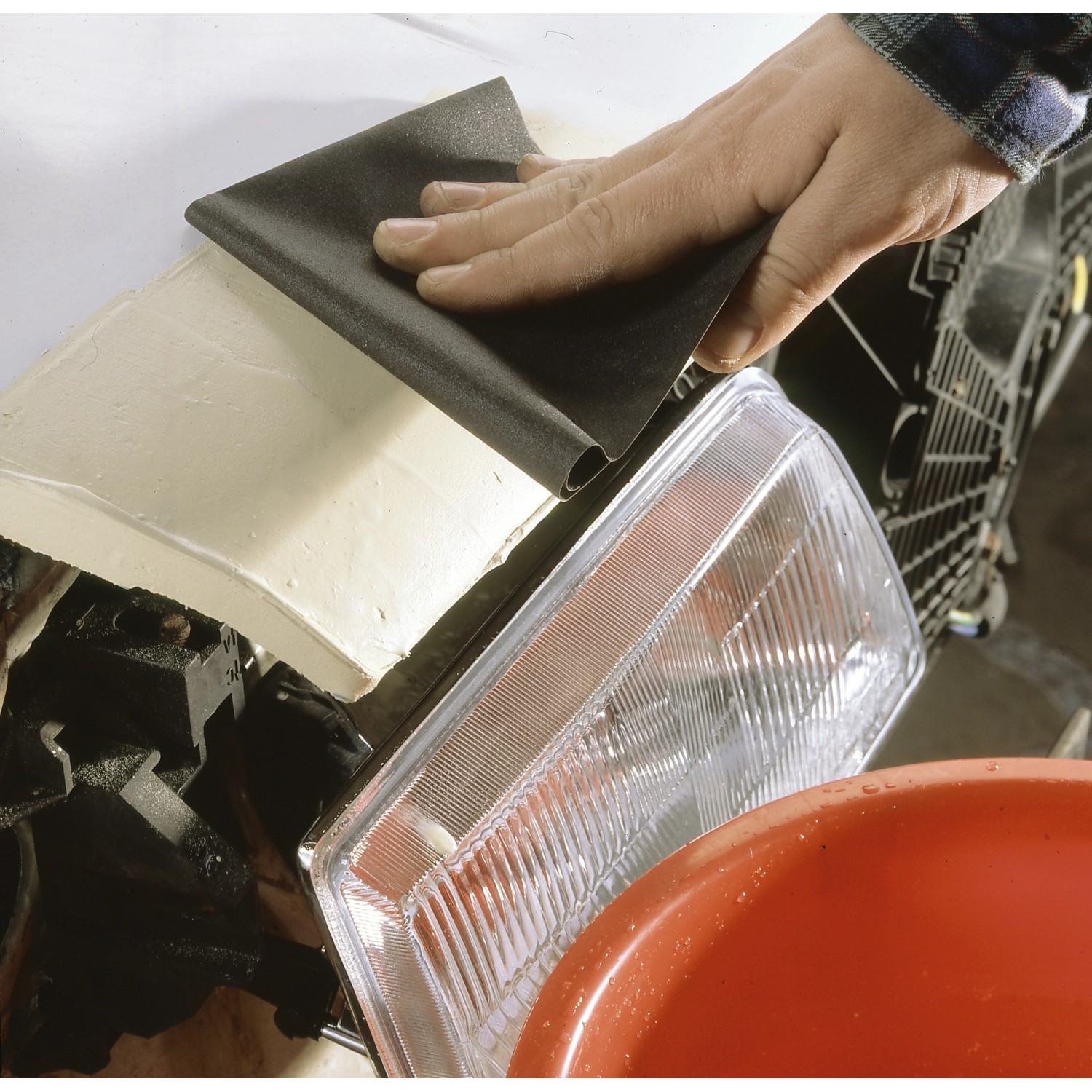 Mano leviga stucco con carta vetrata ad acqua LUX K80. Abrasivo per trattamento superfici.