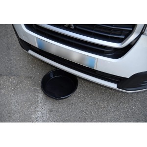 Vaschetta di raccolta dell'olio sotto un'auto, utilizzata per cambi d'olio o riparazioni.