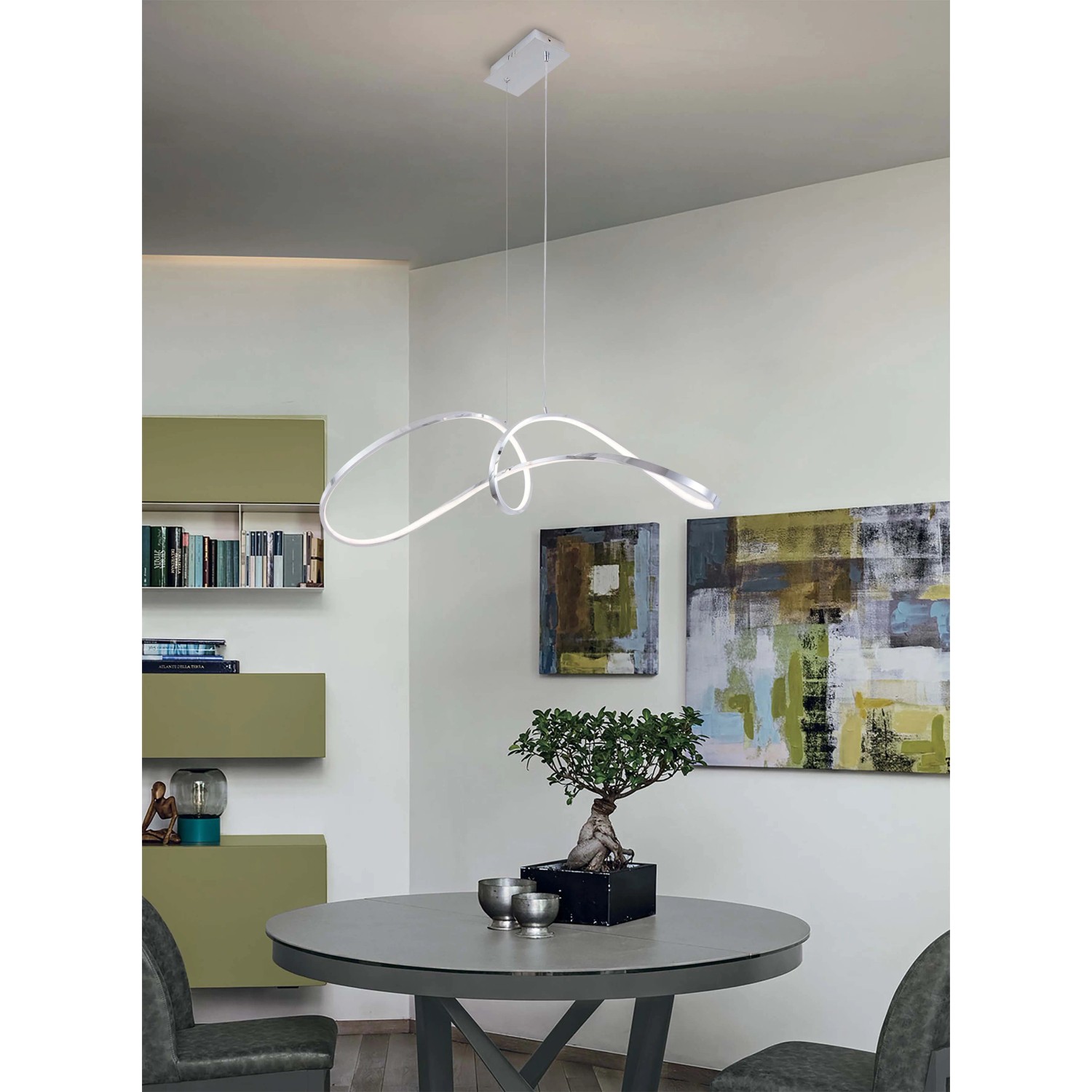 Moderna lampada a sospensione t.b.t. in soggiorno. Lampada di design per sala da pranzo e soggiorno.