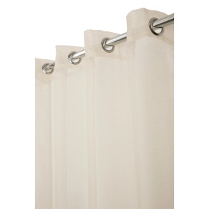 Tenda in tessuto leggero e trasparente con occhielli appesa a un bastone.