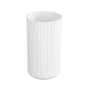 Dispenser sapone bianco con superficie a coste.