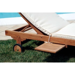 Dettaglio di un lettino prendisole in legno con ruote e tavolino. Ideale per giardino e terrazza.