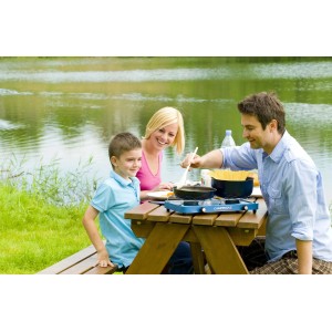 Famiglia in campeggio con fornello da campeggio t.b.t. vicino al lago.