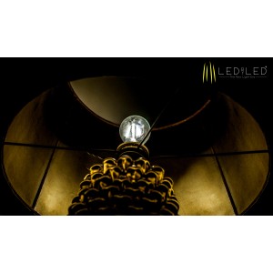 Primo piano di una lampadina LED E27 in una lampada dorata.