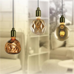 Tre lampadine LED E27 con forme e design diversi.