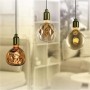 Tre lampadine LED E27 con forme e design diversi.