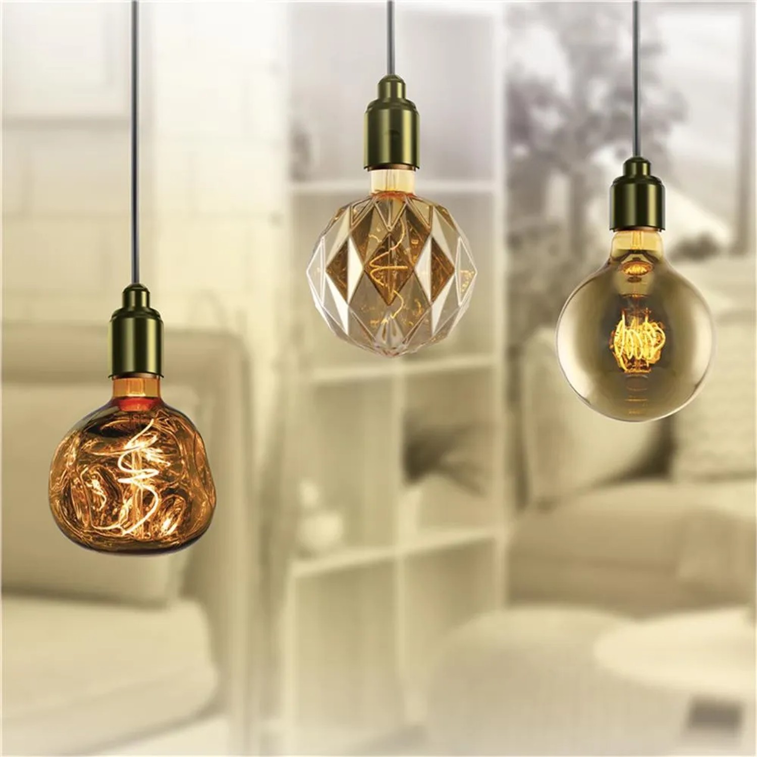 Tre lampadine LED E27 con forme e design diversi.