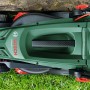 Rasaerba elettrico Bosch Easy Rotak 32-215 verde taglia l'erba con precisione lungo un bordo in legno. Per bordi puliti.