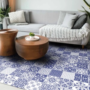 Tappeto a motivi blu e bianco in soggiorno. Tappeto moderno.