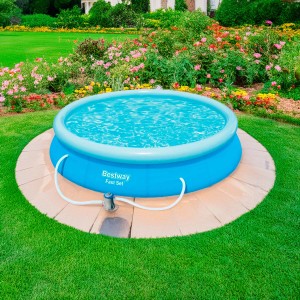 Piscina blu t.b.t. in giardino con pompa filtro. Piscina fuori terra per divertimento.