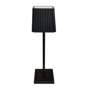 Lampada da esterno nera t.b.t. con paralume a coste e base quadrata.