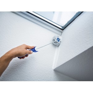 Rullo angolare LUX 5 cm in poliestere in uso per dipingere un angolo.