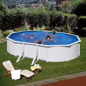 Piscina ovale Gre Fidji con pareti in acciaio (610x375x120 cm) bianca con bagnanti in giardino.