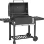 Barbecue a carbone Jamestown Jaxon XL grigio scuro con coperchio aperto, ripiani laterali e ruote. Per giardino e balcone.