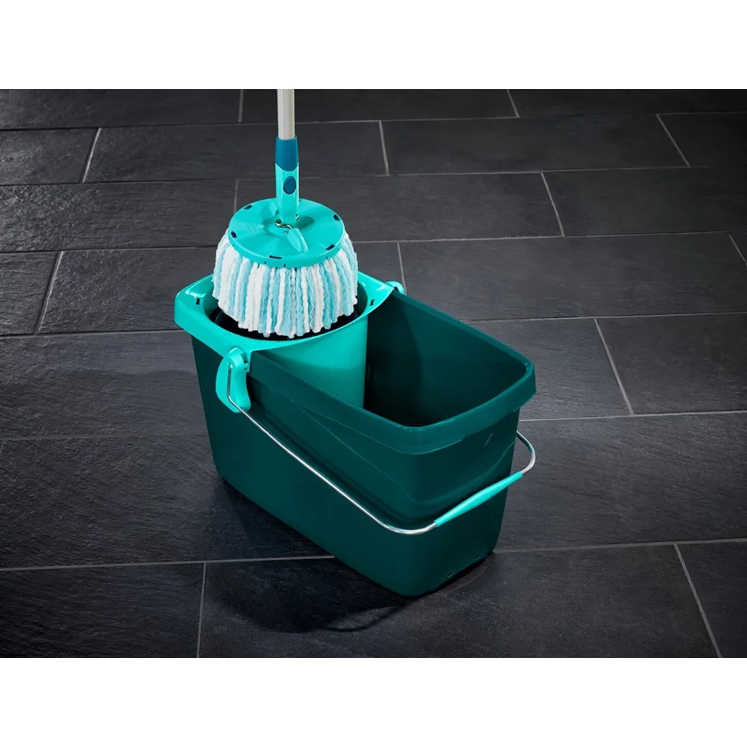 Testina di ricambio Leifheit per Clean Twist Disc Mop Ergo Micro Duo nel secchio.