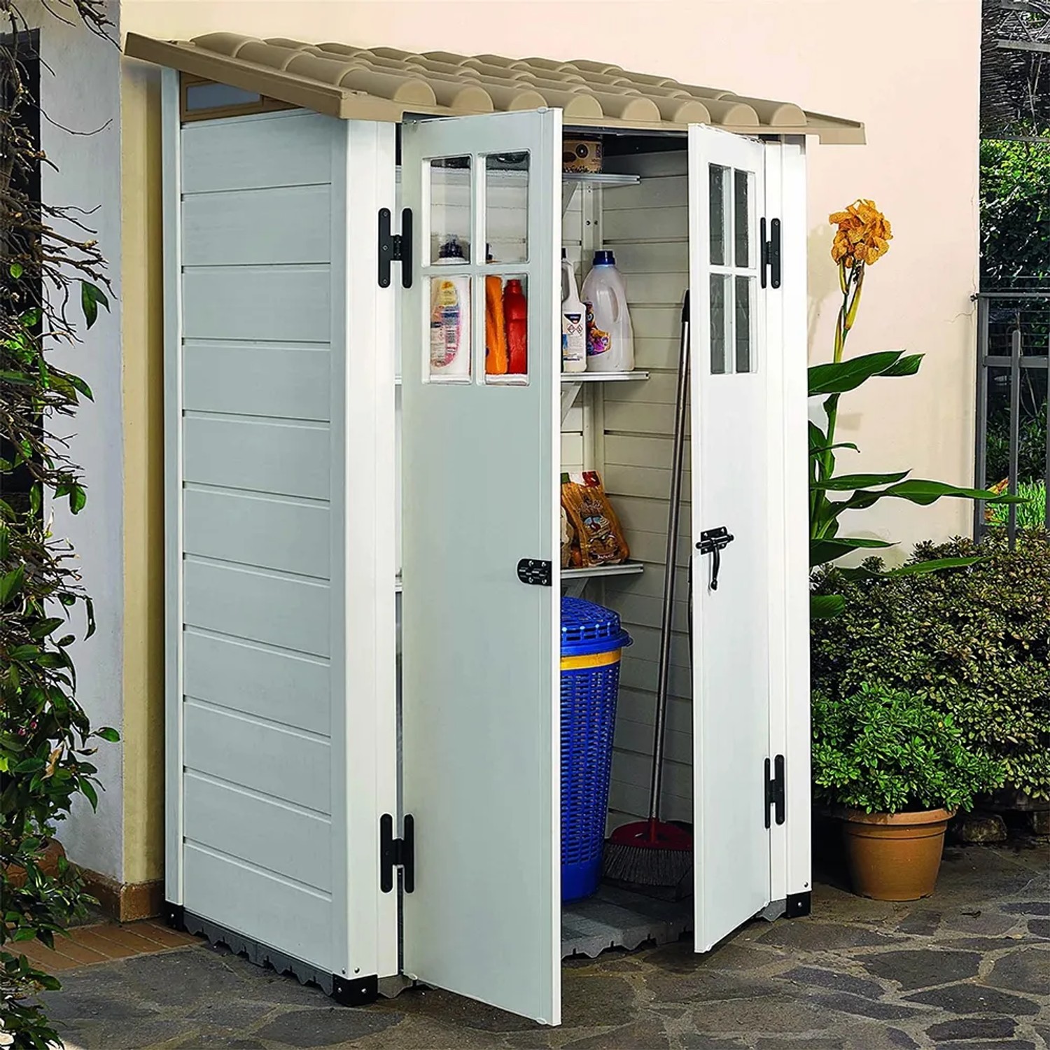 Casetta da giardino Garofalo Tuscany Evo, bianco-beige, con ante aperte e scaffali.