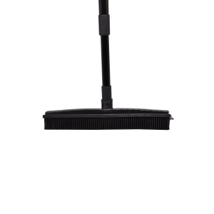 Scopa stradale nera con manico per la pulizia di aree esterne.