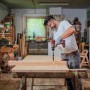 Trapano avvitatore a percussione a batteria Einhell TP-CD 18/60 in uso durante la foratura del legno.
