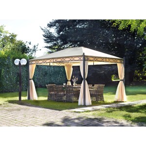 Gazebo beige con tende e tavolo da pranzo in giardino.