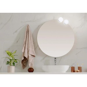 Bagno moderno con specchio rotondo e accessori. Design elegante del bagno.