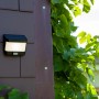 Lutec LED Solare Applique Try, nero opaco, con sensore di movimento su parete domestica.