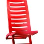 Lettino prendisole t.b.t. rosso in plastica con schienale regolabile.