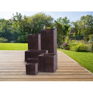 Vasi da fiori quadrati con texture legno marrone in fibra di argilla di diverse dimensioni.