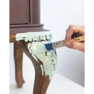 Pennello che applica la pittura su un mobile. Dipingere con materiali di alta qualità per risultati ottimali.