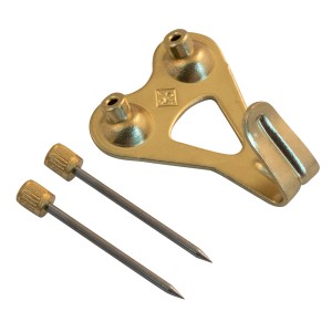 Gancio dorato per quadri con due chiodi per un fissaggio sicuro a parete.