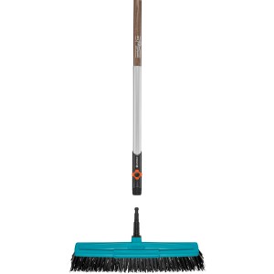 Scopa da esterni Gardena Combisystem con manico in legno, larghezza 45 cm, per pulire vialetti e superfici.