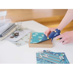 t.b.t. Pistola per colla a caldo per lavori di bricolage con stoffa e carta.