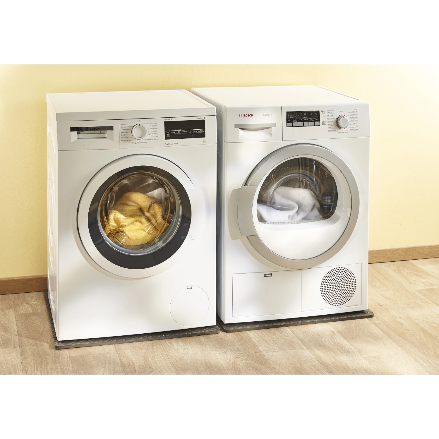 Lavatrice e asciugatrice su tappetino t.b.t. accessori per lavatrici.