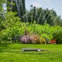 Irrigatore oscillante Gardena AquaZoom S che irriga il prato in giardino.