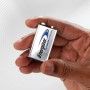 Batteria Energizer Ultimate Lithium 9V formato E-block tenuta in mano.