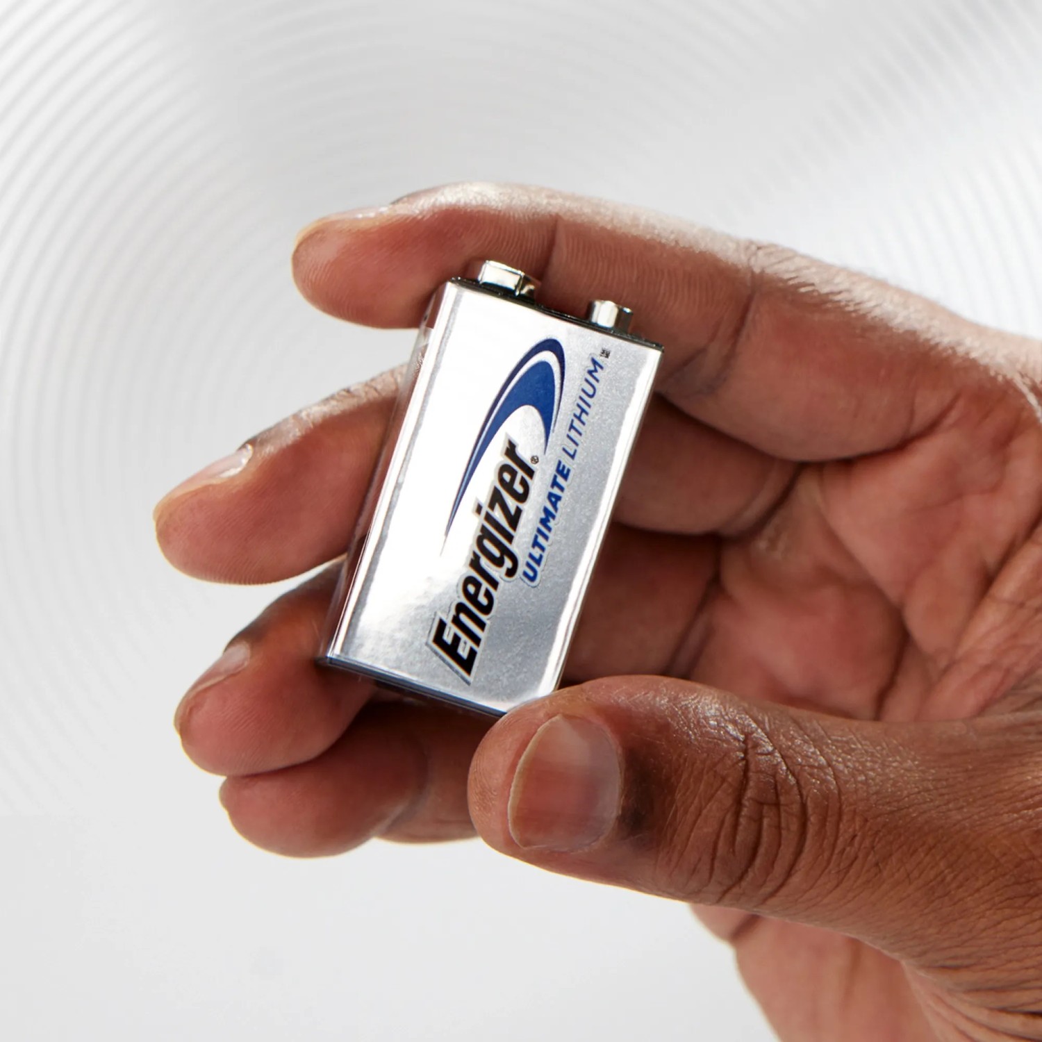 Batteria Energizer Ultimate Lithium 9V formato E-block tenuta in mano.