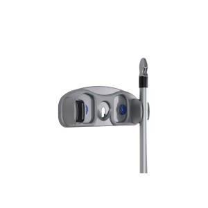 Supporto a parete grigio per attrezzi di pulizia come scope e mop.