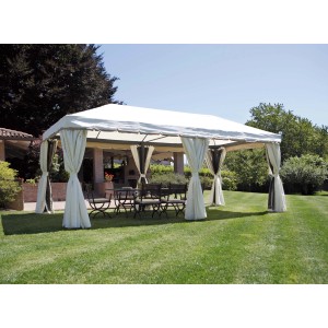 Gazebo t.b.t. bianco con tende e area salotto in giardino.