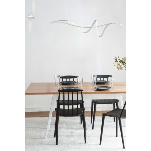 Moderna lampada a sospensione t.b.t. curva sopra il tavolo da pranzo. Elegante lampadario per sala da pranzo.