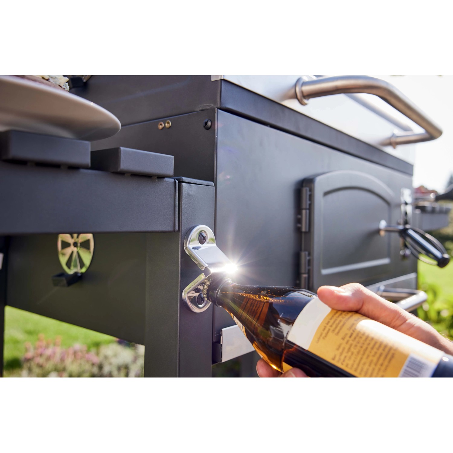 Bottiglia aperta su barbecue a carbonella t.b.t. con apribottiglie integrato.