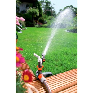 Irrigatore a impulsi Gardena Premium con picchetto che irriga il prato. Irrigatore in metallo e plastica in uso.