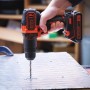 Avvitatore a percussione Black+Decker BDCHD18K che fora il metallo.